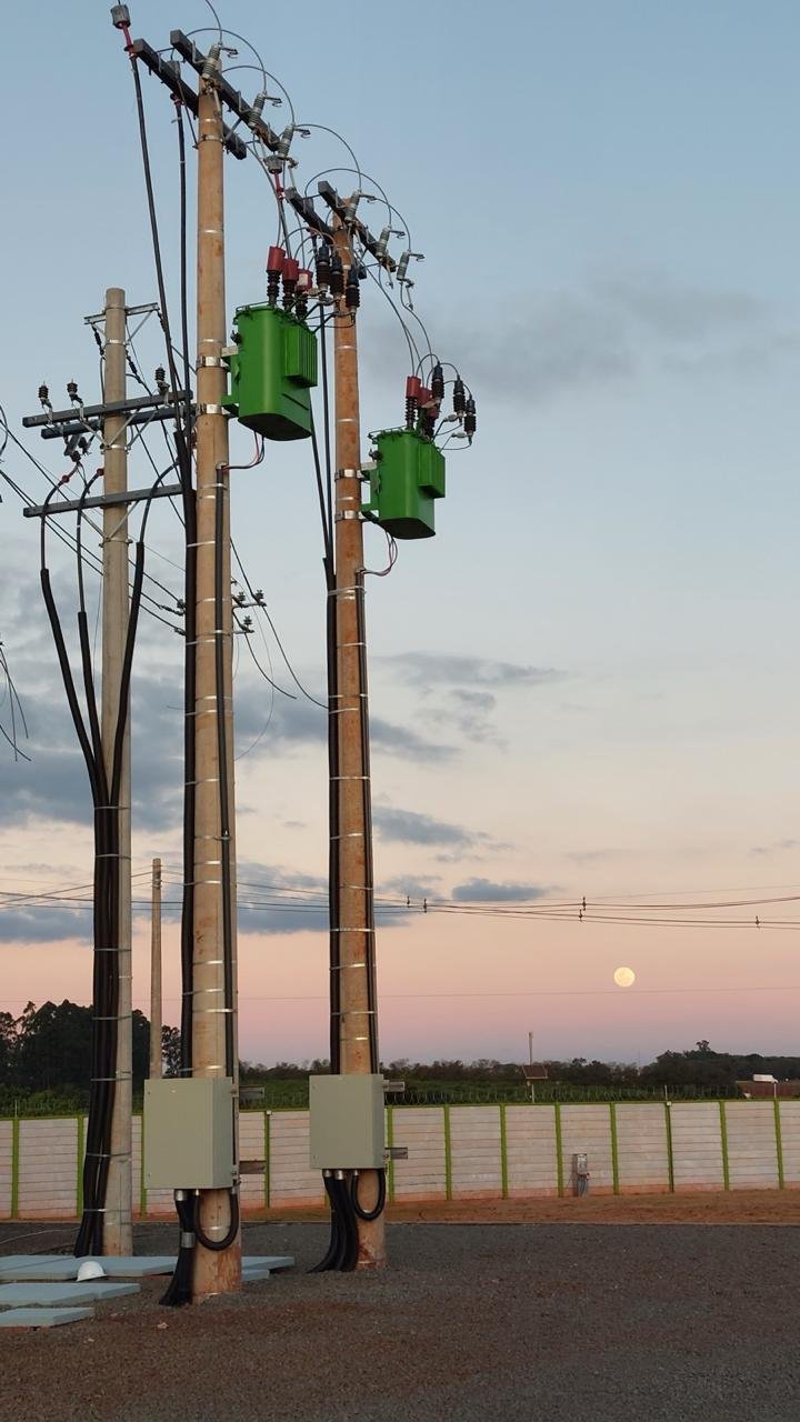 Estrutura aérea com transformadores e proteção instalada em campo